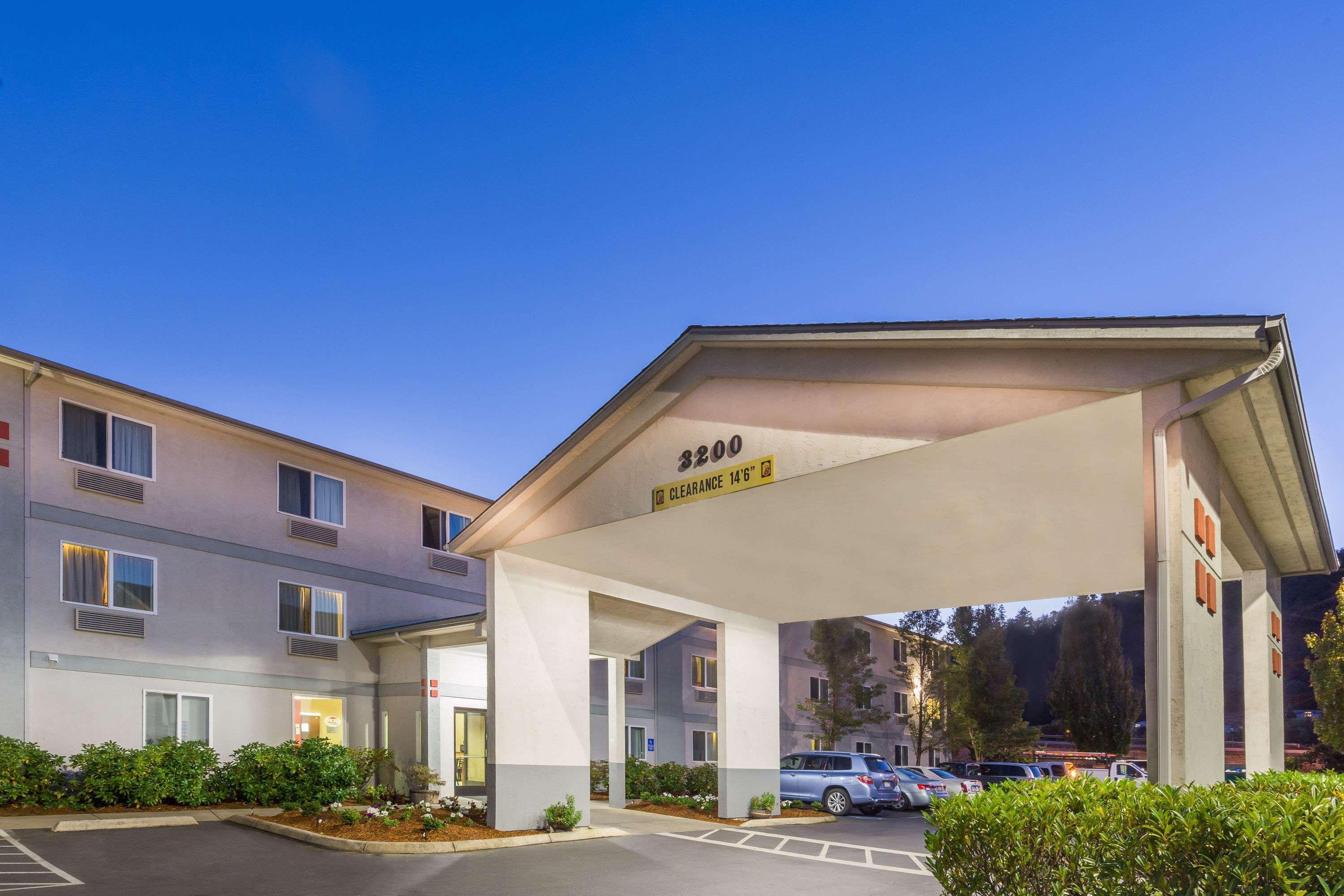 Super 8 By Wyndham Roseburg Hotel Ngoại thất bức ảnh