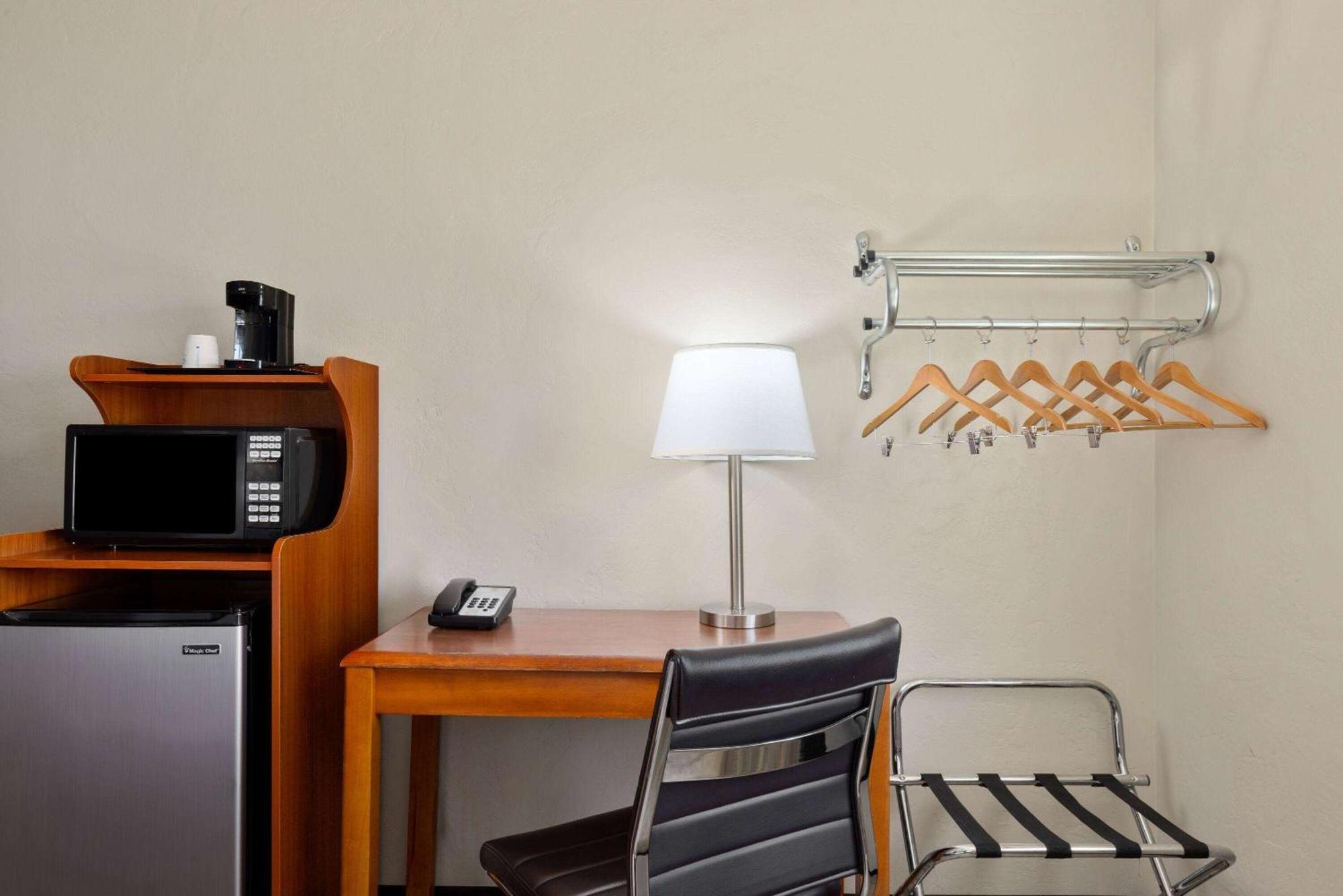 Super 8 By Wyndham Roseburg Hotel Ngoại thất bức ảnh